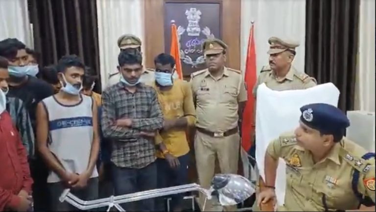 चोरी के सामान के साथ दस लोगों को पुलिस ने मुठभेड़ में धर दबोचा
