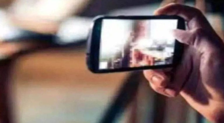 आगरा: दसवीं के छात्र ने टीचर का वीडियो बनाकर किया ब्लैकमेल, दोस्तों के साथ भी किया शेयर