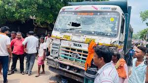  हाईवा की चपेट में आने से 3 युवकों की मौत