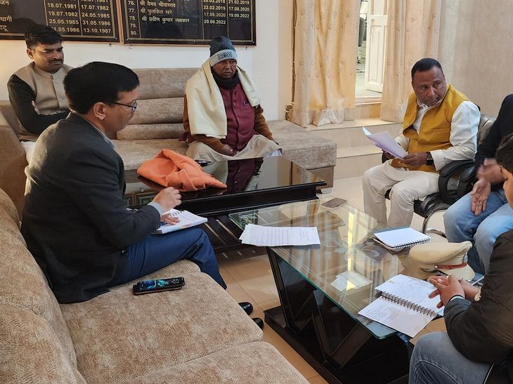 पीलीभीत में जिलाधिकारी ने आईआरजीएस शिकायतों का किया भौतिक सत्यापन